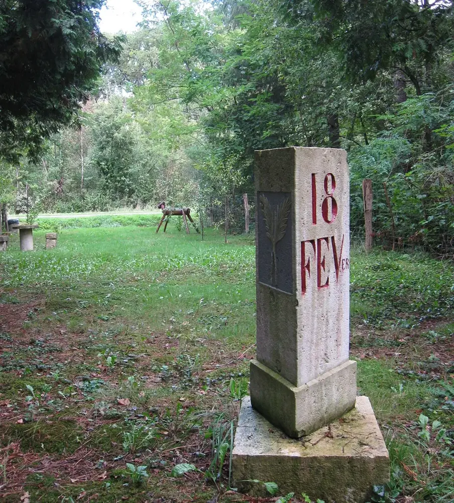 Villeneuve-les-Bordes Stèle Napoléon