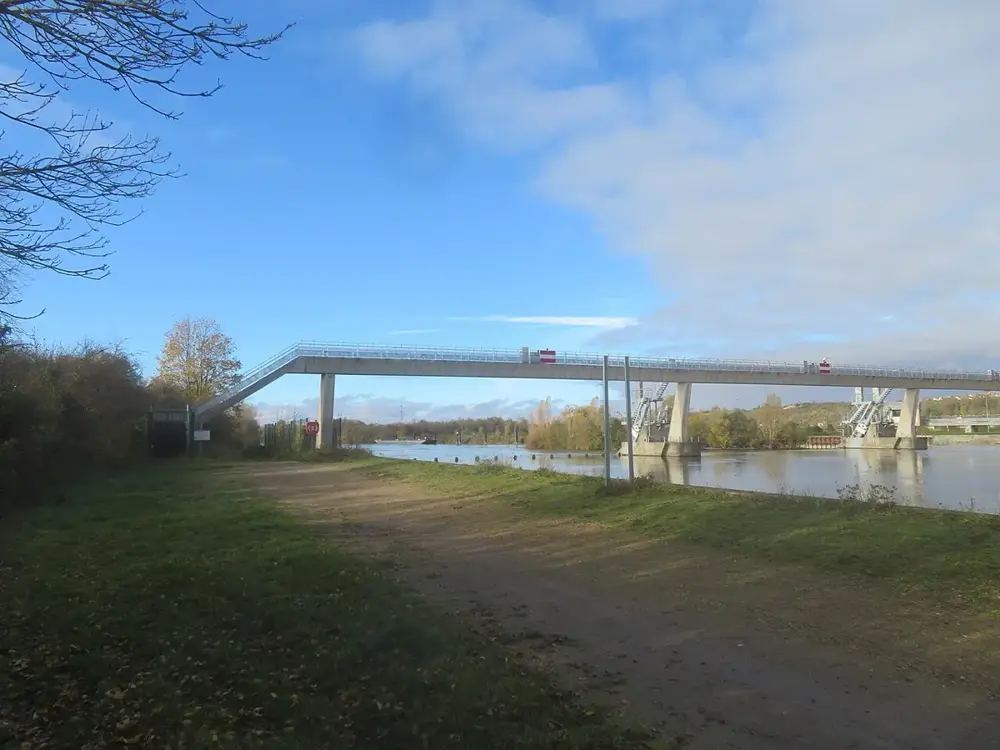 Passerelle de l'écluse de Varennes-sur-Seine du côté de Varennes (rive gauche). Vue vers l'aval